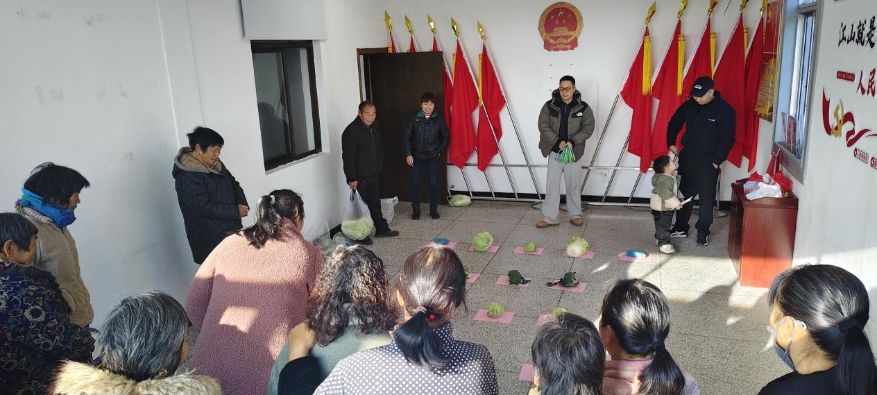 <strong>兴化市新垛镇：这场蔬菜套圈活动，老伙计们玩嗨啦</strong>