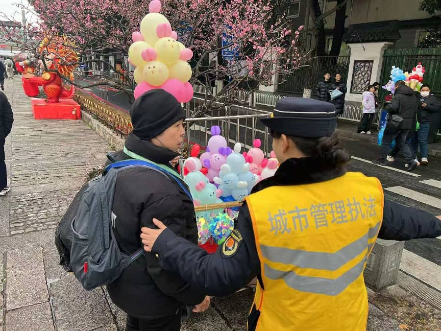 <strong>日均万余人在岗！“双节”期间，南京城管用实干守万家灯火、护金陵团圆</strong>