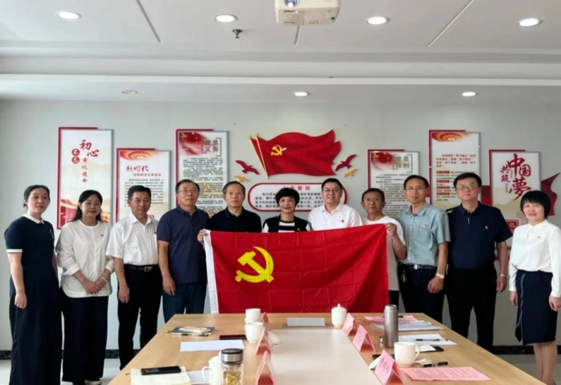 <strong>党建赋能守诚信 联学共建庆“七一”——淮安市企业信用管理协会党支部与淮安掼蛋联合会党支部联合开展主题党日活动</strong>